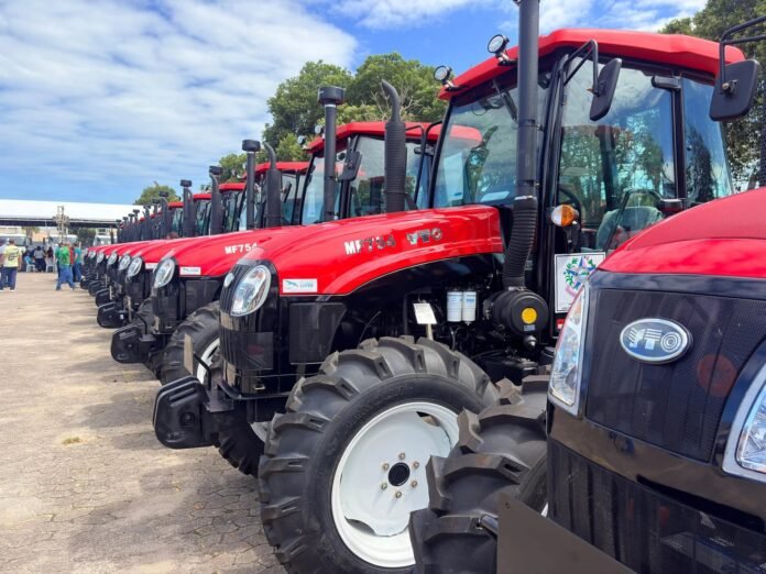 Marataízes recebe trator agrícola do Governo do Estado
